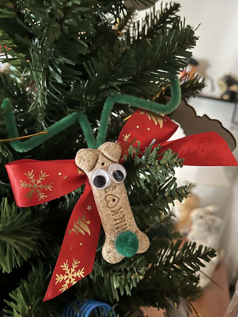 This is a zoom in on some of the details of Ellen's tree.